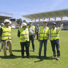 El presidente del Burgos CF, Jesús Martínez (derecha), habla con el alcalde, Daniel de la Rosa, en presencia de los técnicos y de los representantes de la empresa, ayer, en El Plantío.-RAÚL OCHOA
