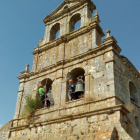 Enrique de Miguel y Jorge Calvo durante la primera jornada de limpieza de la iglesia.-A.F.I.