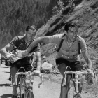 Gino Bartali, a la izquierda, en una histórica imagen junto a Fausto Coppi. ¿Quién dio el botellín a quién? El enigma sigue y seguirá.-EL PERIÓDICO