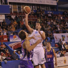 Roger Fornas lanza a canasta.-MARÍA GONZÁLEZ / CB MIRAFLORES