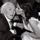 La actriz Catherine Zeta-Jones felicita a Kirk Douglas por su 99º aniversario.-INSTAGRAM