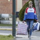 Carlos Cuadrado, alias ‘Lucho’’, abandonó la cárcel pasadas las 6 de la tarde. En la puerta le esperaban sus padres visiblemente nerviosos.-SANTI OTERO