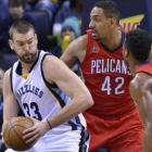 Marc Gasol piensa una jugada ante la oposición de Ajinca y Hield en el Memphis-Pelicans.-BRANDON DILL