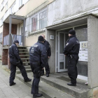 Agentes de policía frente al edificio donde ha sido arrestado el joven sirio acusado de preparar un atentado, en Schwerin, el 31 de octubre.-AP