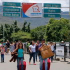 Venezolanos cruzan la frontera con Colombia, en Cucuta. /-AFP / SCHNEYDER MENDOZA