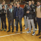 Andreu Casadevall, en el centro de la imagen, se despidió ayer de El Plantío arropado por el cuerpo técnico, los jugadores españoles de la plantilla (y Maresch) y la directiva del CB Miraflores.-SANTI OTERO