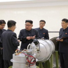 El líder de Corea del Norte Kim Jong-un inspecciona una nueva bomba de hidrógeno.-KCNA (REUTERS)
