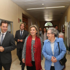 La delegada del Gobierno en Castilla y León, María José Salgueiro (C) en su visita al centro sociosanitario Hermanas Hospitalarias, junto al gerente, Javier Arellano (I), y a la superiora del centro, Sor Purificación Pardo (D)-Ical