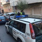 Agentes de la Guardia Civil, en Cornellá, esta mañana.-GUILLEM SÁNCHEZ