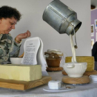 En la cocina se podían distinguir los olores de la mantequilla, la leche y otros productos.-ECB