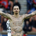El jugador del PSG, Zlatan Ibrahimovic, muestra sus tatuajes en la celebración de un gol.-Foto: AFP / KENZO TRIBOUILLARD