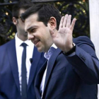Tsipras saluda a la salida del palacio presidencial tras un encuentro con los líderes de los partidos.-Foto: AFP/ A. T.