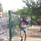 Enfrentamiento entre refugiados y policías en la frontera de Hungría con Serbia.-YOUTUBE