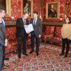 Pío García Escudero entregó a Alberto Carrera la declaración.-Aedcoro
