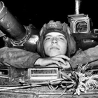 Un soldado soviético observa desde su tanque el Parlamento, en agosto de 1991.-AFP / ALEXANDER NEMENOV