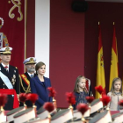 Los reyes Felipe y Letizia, junto a sus hijas Sofía y Leonor, presiden el desfile del Día de la Hispanidad.-EFE / JAVIER LIZÓN