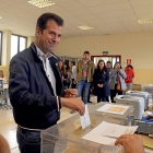Luis Tudanca, introduciendo su voto en la urna del colegio electoral en el que votó en Burgos-Ical