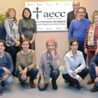 Foto de familia del presidente, técnicos y profesores de la delegación burgalesa de la Asociación Española Contra el Cáncer.-ISRAEL L. MURILLO