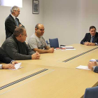 El consejero presidió una reunión en la que los altos cargos de la Consejería informaron a los vecinos.-ECB