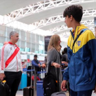 Un seguidor de River y otro de Boca, en el aeropuerto de Ezeiza, en Buenos Aires, ayer jueves.-MARCOS BRINDICCI