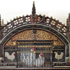 Junto a la puerta de la antigua torre viven las dos aves, frente al sepulcro del Santo Domingo, burgalés de Viloria. Se las escucha cantar, resonando el eco en la Catedral como recordatorio de los milagros del patrón.