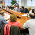 El responsable de Transportes, Ignacio Santos, y el delegado territorial de la Junta, Baudilio Fernández Mardomingo (al fondo), durante su reunión con los operadores.-ISRAEL L. MURILLO