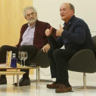 Gustavo Martín Garzo (d.) y Ernesto Escapa, durante el diálogo cómplice mantenido en el MEH.-Raúl Ochoa