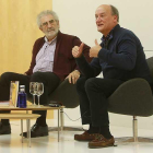 Gustavo Martín Garzo (d.) y Ernesto Escapa, durante el diálogo cómplice mantenido en el MEH.-Raúl Ochoa