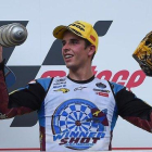 Àlex Márquez (Kalex) celebra, en el podio de Sepang (Malasia), la conquista de su segundo título mundial.-AFP / MOHD RASFAN