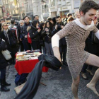 Kaan Vural, un joven turcosudafricano, participa en una protesta con minifalda en Estambul.-Foto: REUTERS / MURAD SEZER