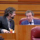 El consejero De Santiago-Juárez, a la derecha, conversa con el procurador de IU, José Sarrión.-ICAL