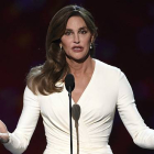 Caitlyn Jenner recibe el premio ESPY Awards 2015 por su coraje, con un emotivo discurso.-Foto: AP
