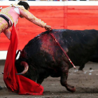 Buena estocada de Iván Fandiño al segundo toro de Bañuelos.-APLAUSOS