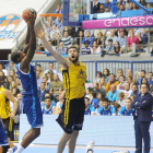 Thompson anota ante el jugador del Iberostar Tenerife Tobey, ayer.-ISRAEL L. MURILLO