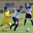 Pekas protagoniza una arrancada perseguido por un defensor del Real Ávila-Israel L. Murillo