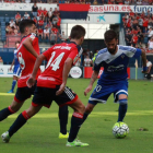 Fran Carnicer encara a dos defensores de Osasuna en el choque de ayer en El Sadar-Alfonso G. Mardones