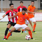 Torres protege un balón frente al acoso de un defensor del Basconia-Israel L. Murillo