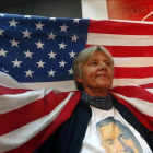 Una votante del DPS, del primer ministro de Montenegro, el prooccidental Milo Djukanovic, con una bandera de EEUU tras conocerse los resultados de las elecciones.-AP / DARKO VOJINOVIC