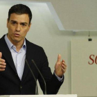 El secretario general del PSOE, Pedro Sánchez, en rueda de prensa.-Foto: JUAN MANUEL PRATS