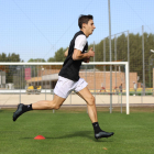 Guillermo Fernández completa un ejercicio durante el entrenamiento de ayer en la Ciudad Deportiva. ALBA DELGADO / BURGOS CF