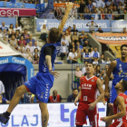 Javi Vega machaca el aro durante el partido disputado contra el UCAMMurcia.-SANTI OTERO