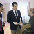 Miembros de la plataforma entregan entregan el informe a Salvador Cruz, a la izquierda, y al procurador del PP Ángel Ibáñez.-ICAL