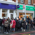 Viajeros hacen cola en la parada para acceder a los autobuses, en Brixton, en el sur de Londres, este lunes.-AFP / NIKLAS HALLE'N