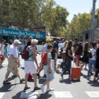 Turistas en la plaza de Catalunya de Barcelona.-JORDI COTRINA