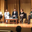 Ercilio Vidriales (ilustrador del libro), Belén Perdiguero, Esther Molinero, Marcos Núñez, Paz Molinero, Esther Díez y Domingo Villarreal, ayer, en Huerta de Rey.-ECB