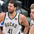 Nikola Mirotic y Pau Gasol, con los Bucks, en un partido contra los Spurs.-EFE / DARREN ABATE