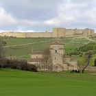 Ermita de La Anunciada y Urueña (Valladolid) al fondo.-MAR TORRES