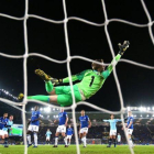 Momento en que Laporte marca gol en la portería de Pickford.-EL PERIÓDICO