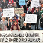 Salas salió a la calle el sábado como protesta por la decisión de la Junta de no reponer a un médico jubilado en octubre.-ECB