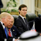 Kushner, en el centro, junto a Trump durante una reunión en Riad, el pasado 20 de mayo.-JONATHAN ERNST